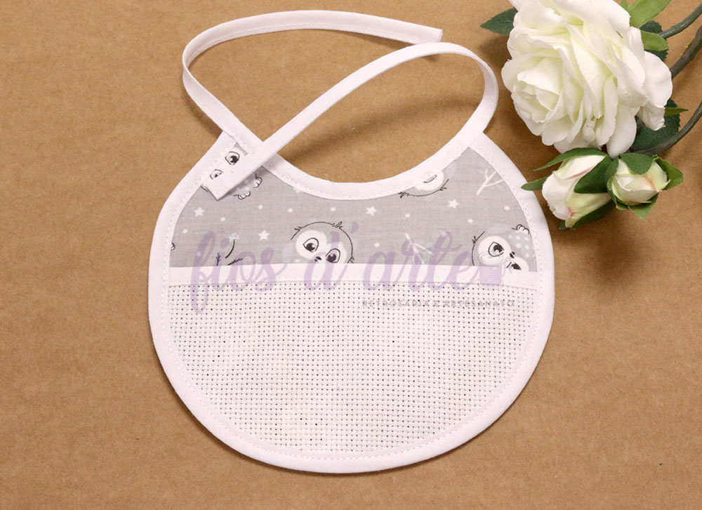 Babete redondo para bebé cinzento e branco com padrão de corujas e estrelas