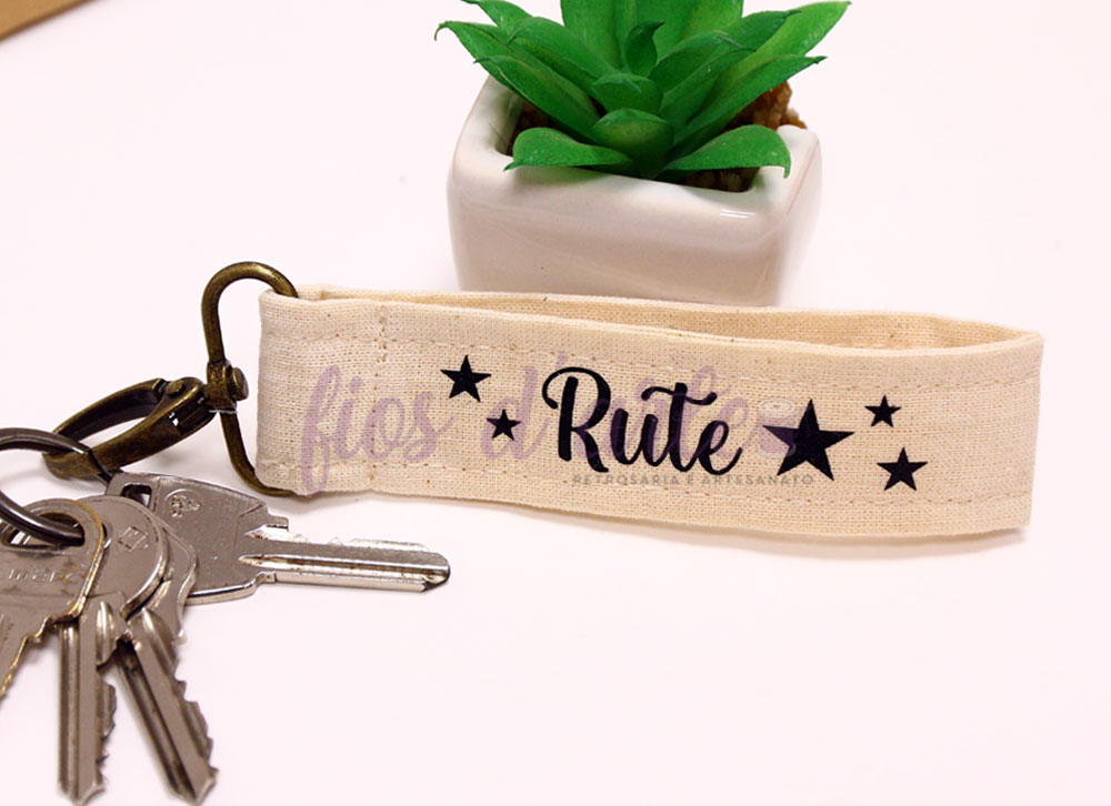 Porta-chaves em tecido personalizado com nome e estrelas (tecido cru) Chaveiro tecido bege com texto e estrelas, chaves e planta artificial