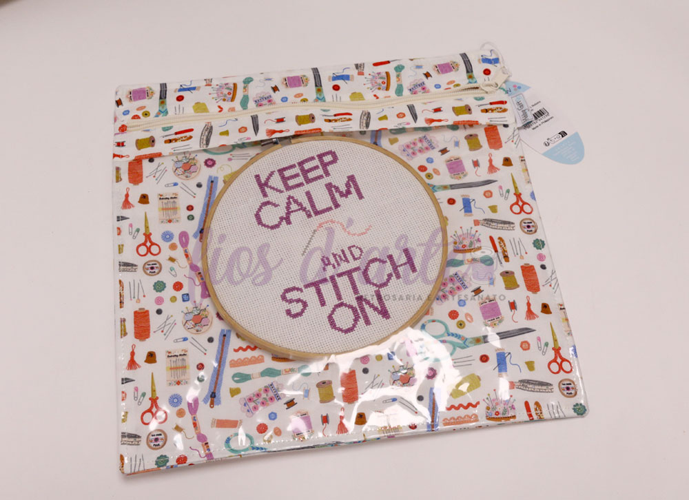 Bolsa quadrada com plástico transparente (30x30cms) Bolsa de tecido com padrão de costura e bordado e bordado com a frase KEEP CALM AND STITCH ON