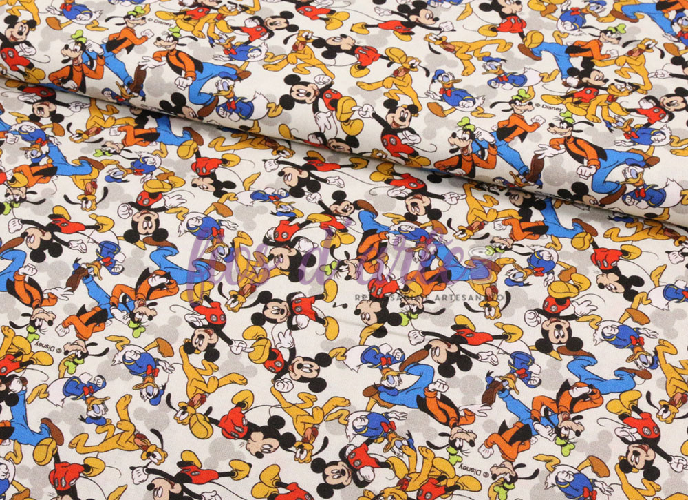 Tecido Mickey e Amigos Tecido estampado com personagens Disney coloridos sobre fundo branco