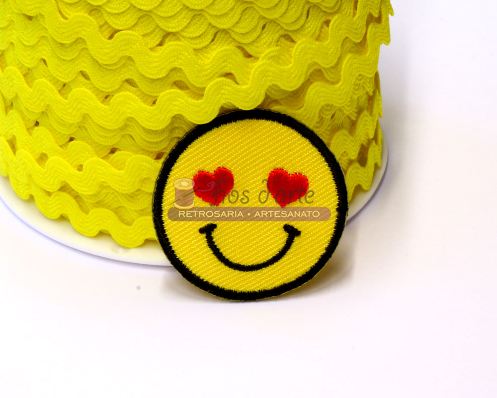 Patch amarelo sorridente com olhos de coração e fita amarela ondulada