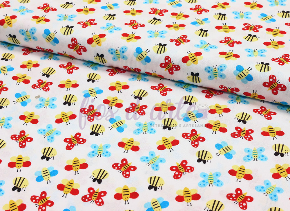 Tecido branco com padrão de abelhas e borboletas coloridas em rolo