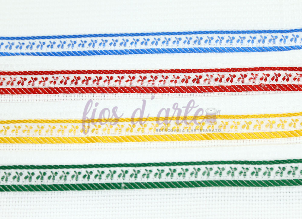 Fitas decorativas de tecido coloridas com padrão de folhas sobre fundo branco