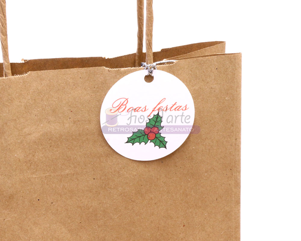 Saco de papel castanho com etiqueta de boas festas e desenho de folhas e bagas