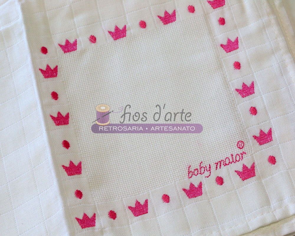 Toalha branca bordada com coroas rosa e texto baby maior.