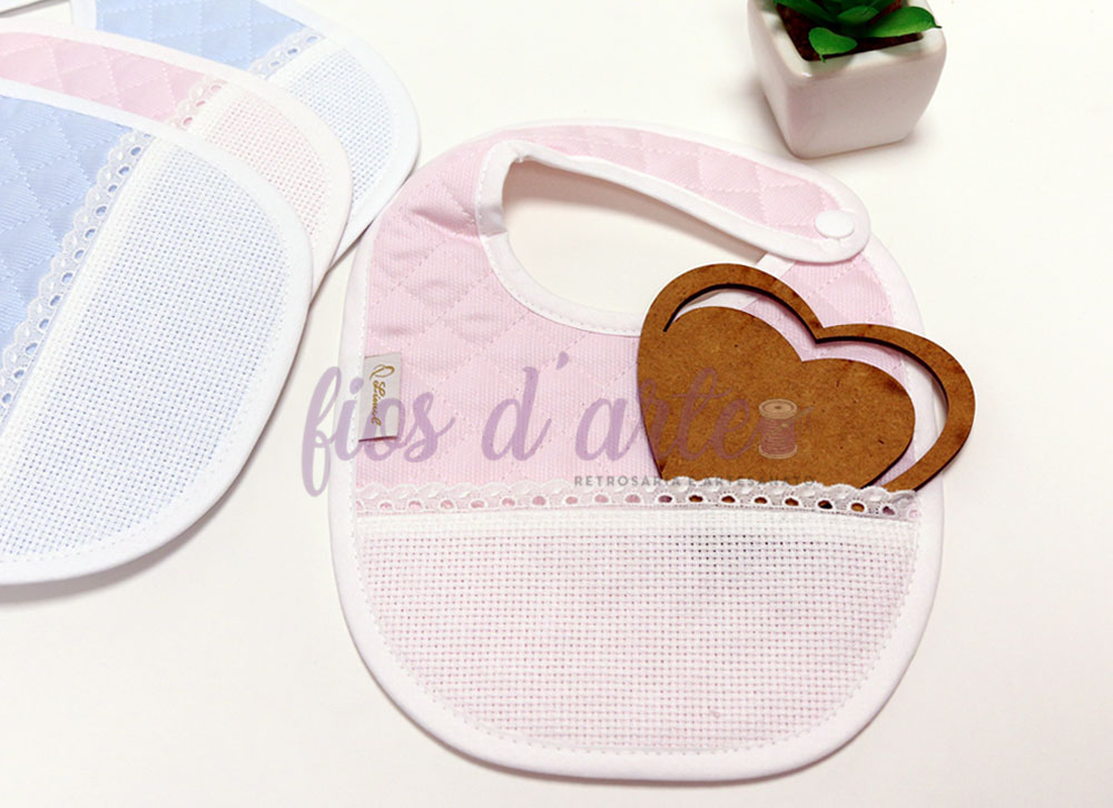 Babete com mola para bordar ponto cruz (Limol) Babete branco e rosa com bolso de malha e vaso de planta pequeno