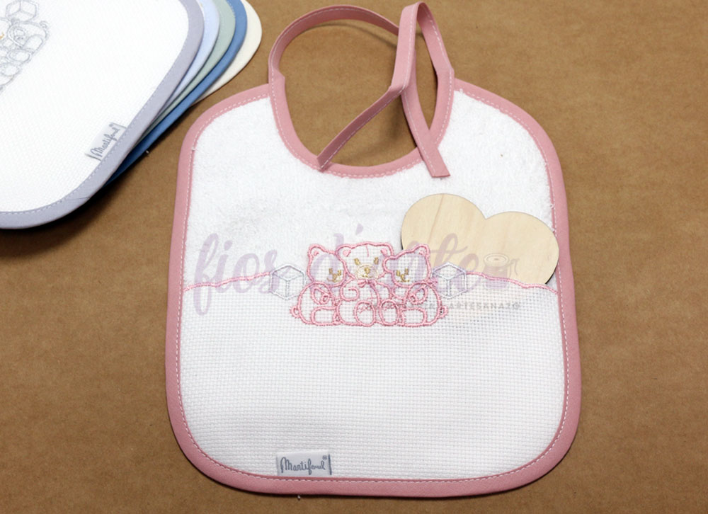 Babetes em turco com aplicações bordadas e bolso para bordar em ponto cruz Babete infantil branco com bordas rosa e bordado de ursos cor de rosa