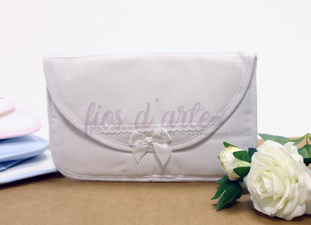 Porta-documentos com laçarotes com quadrilé para bordar ponto cruz Bolsa pequena branca com laço e texto 'fios d' arte'