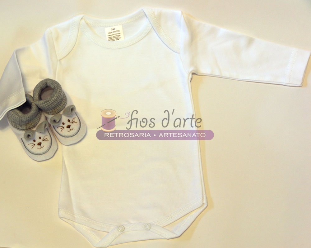 Body liso para bebé, manga comprida (6 meses) Body branco de manga comprida para bebé com sapatinhos cinzentos bordados