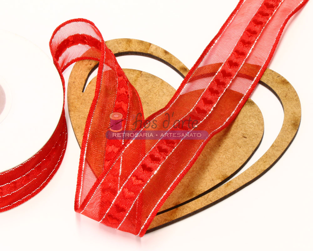 Fita decorativa vermelha translúcida com bordas opacas numa base de madeira em forma de coração