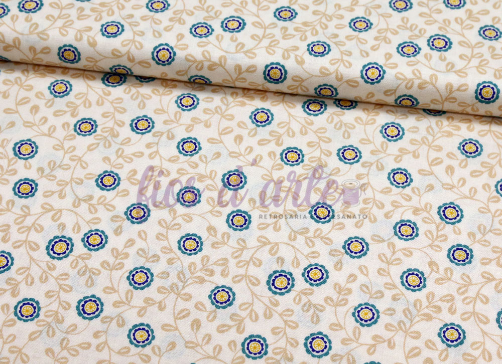 Tecido branco com padrão floral azul e bege