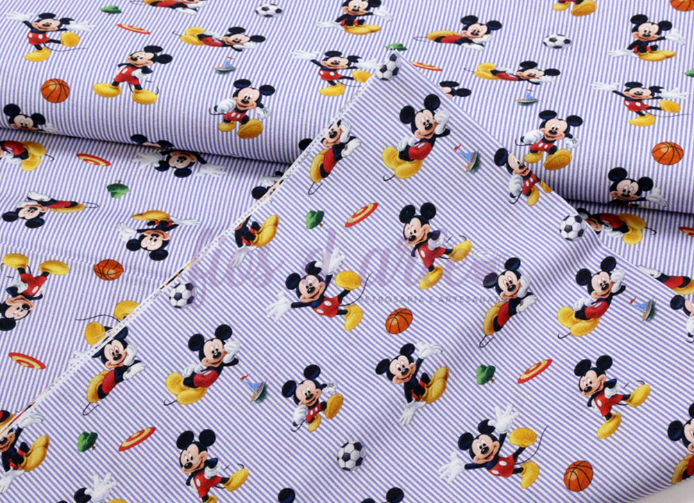 Tecido Mickey Jogos tecido listrado azul e branco com estampas do Mickey Mouse e bolas desportivas