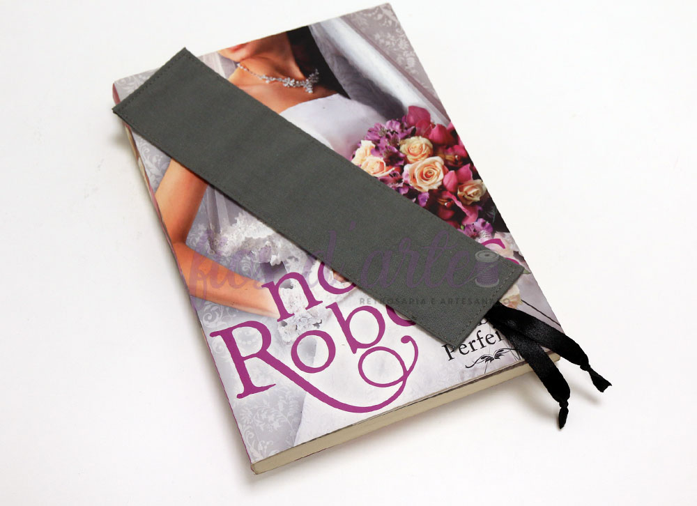 Marcador de livros longo em tecido cinzento escuro #102 (para personalizar) Marcador de livros cinzento sobre livro com imagem de noiva e texto 'Mrs Robert'