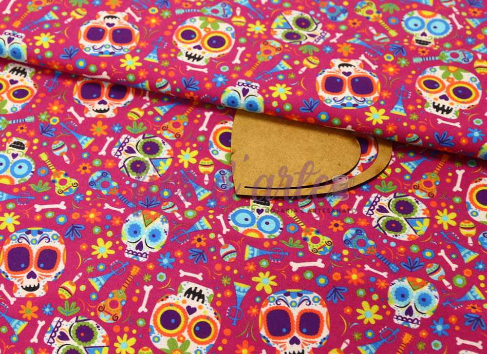 Tecido Catrina (Indigo Fabrics) Tecido colorido com padrão de caveiras decoradas sobre fundo vermelho.