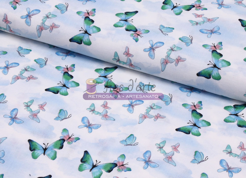 Tecido branco com padrão de borboletas azuis e verdes