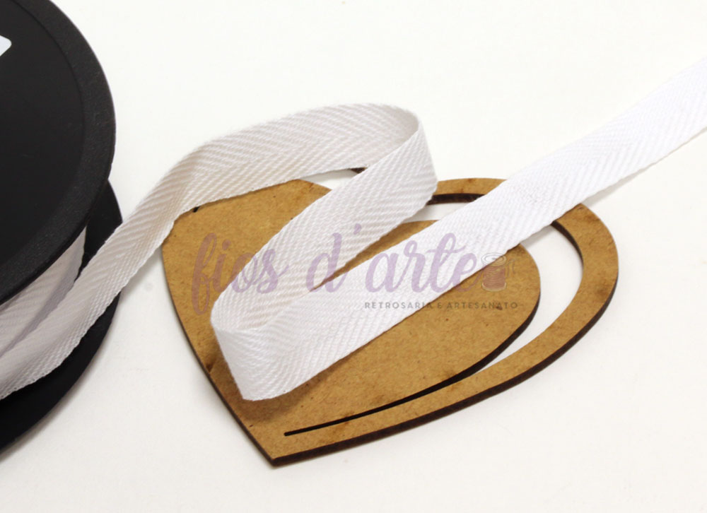 Fita Nastro Branco (15mm) Fita branca texturada com suporte em forma de coração de madeira