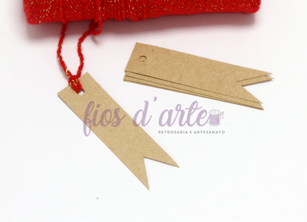 Etiqueta em papel kraft com cordão vermelho e novelo de fio vermelho com brilho