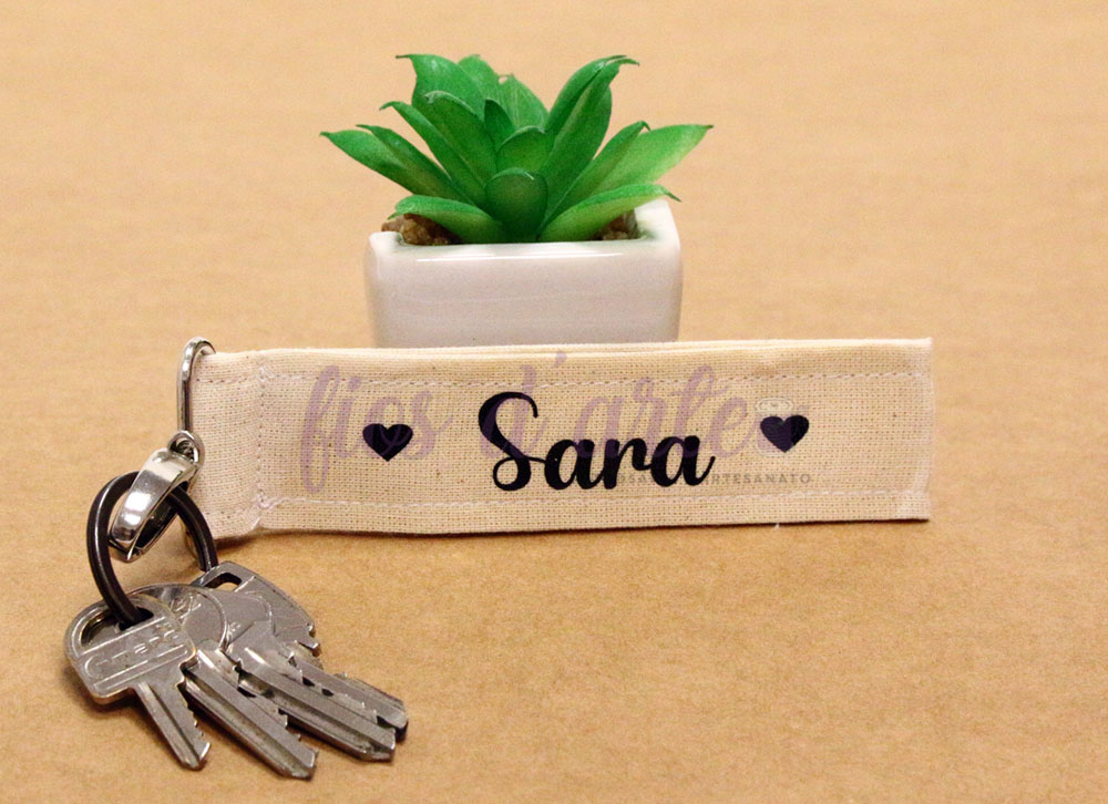 Porta-chaves em tecido personalizado com nome e corações (tecido cru) Chaveiro de tecido com nome Sara e chaves