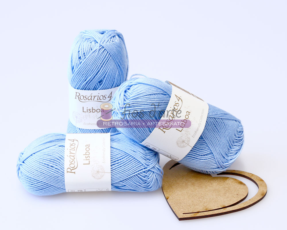 Novelo Lisboa (Rosários4) Novelos de fio azul claro Rosários 4 Lisboa com corações de madeira