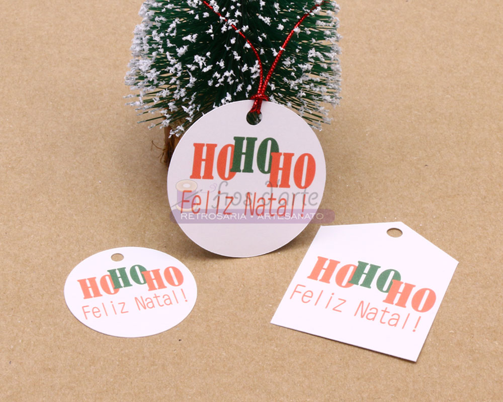 Três etiquetas de papel branco com texto HOHOHO Feliz Natal a cores