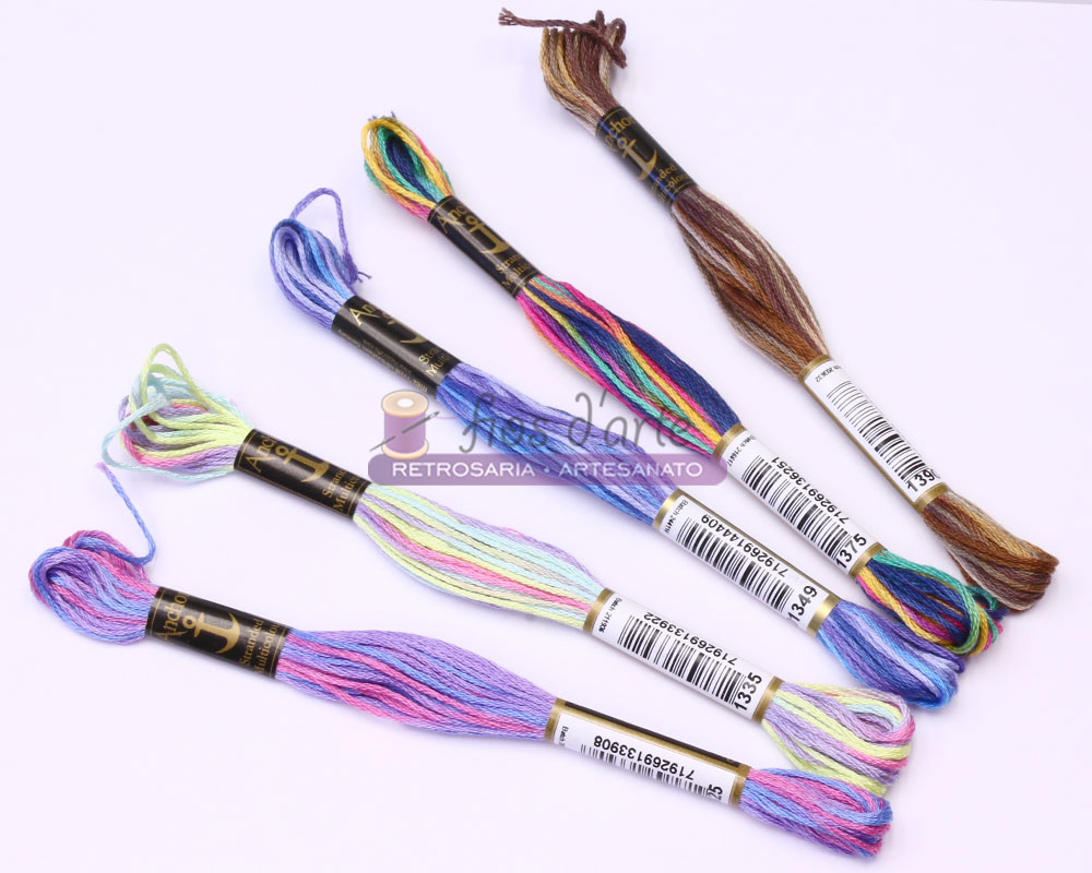 Linha para bordar Multicolor (Anchor) Novelos de linhas de bordado multicoloridas com etiquetas em fundo branco