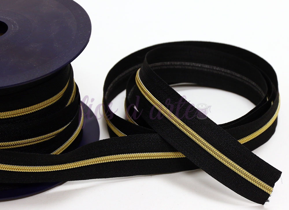 Fecho a metro malha 3 (Cose) - metalizado Fita elástica preta com risca dourada central e carretel azul