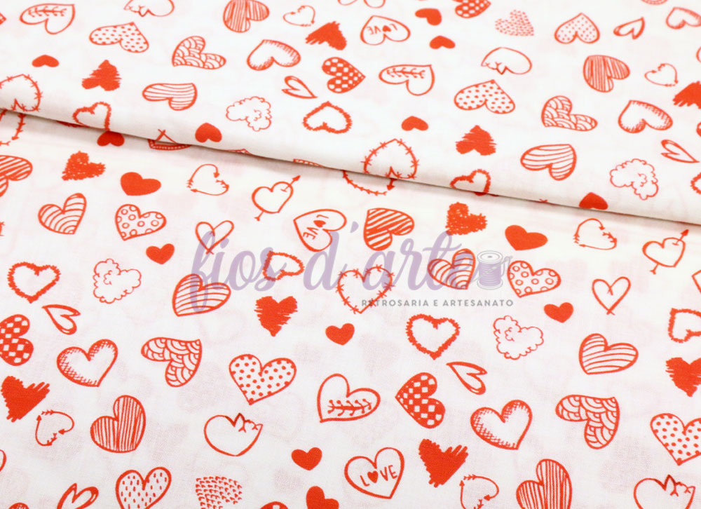 Tecido branco com corações vermelhos desenhados em vários estilos e texturas.