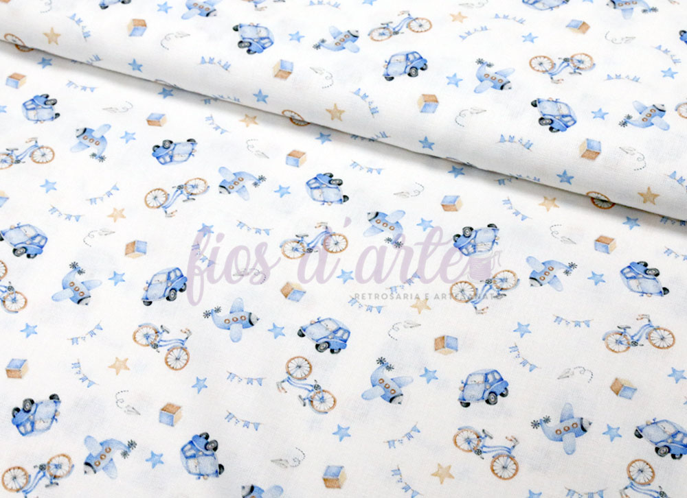 Tecido Mini Brinquedos tecido branco com padrão infantil de bicicletas, aviões, carros e estrelas azuis e castanhas