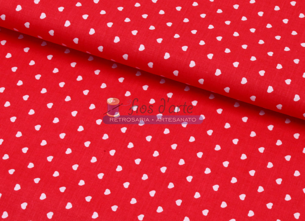 Tecido vermelho com pequenos corações brancos em padrão contínuo