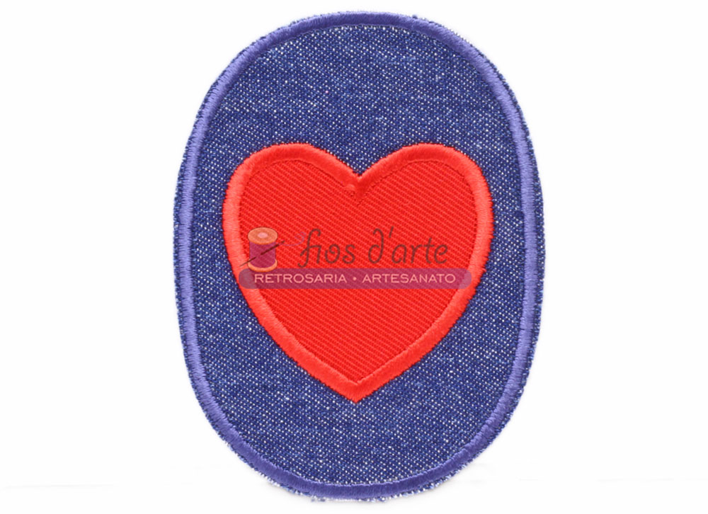 Patch adesivo oval azul com coração vermelho bordado ao centro