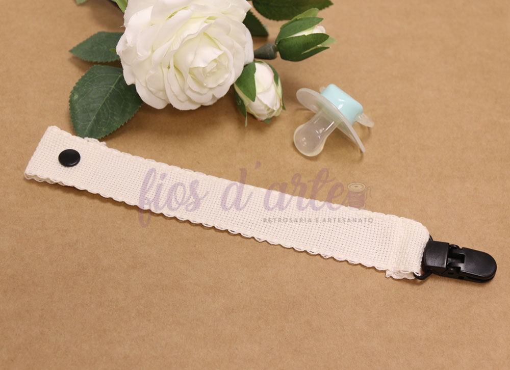 Presilha para chupeta branca com fecho preto e chupeta azul com flores brancas