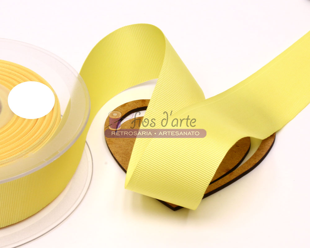 Fita de cetim amarelo claro em carretel transparente com base de madeira