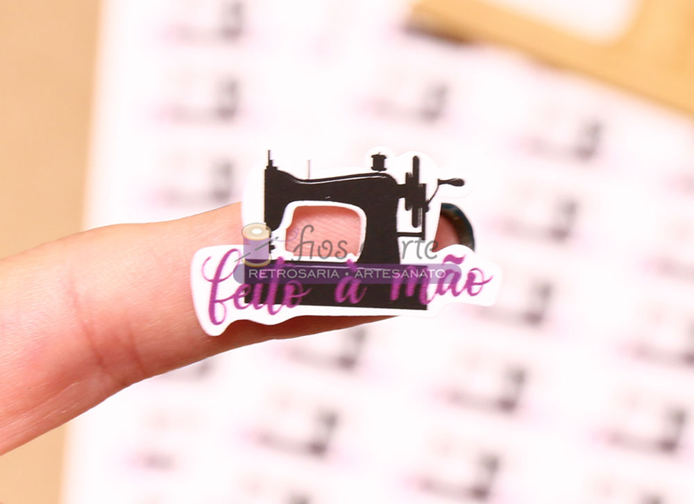 Unha decorada com adesivo de máquina de costura preto