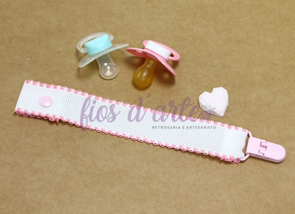 Prende-chupeta com fita em quadrilé para bordar ponto cruz #14 (Fios d'arte) Chupetas azul e rosa com presilha para chupeta em tecido branco e rosa