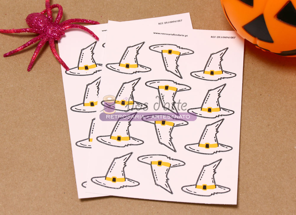 Folha com desenhos de chapéus de bruxa e decoração de Halloween