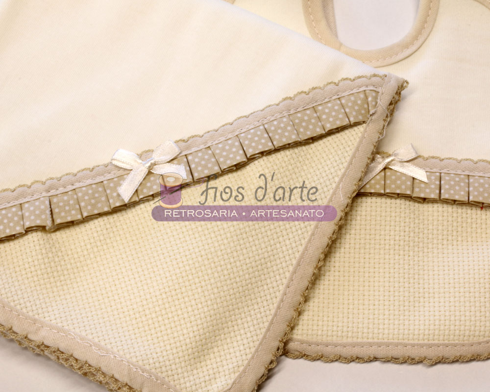 Conjunto Babete e Fralda com lacinho para bordar ponto cruz (Pintinhas) Toalhas de bebé bege com franjas de bolinhas e laços brancos