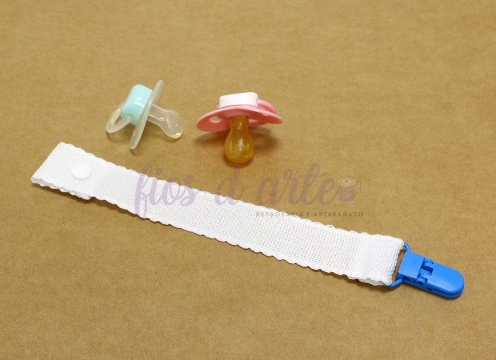 Prende-chupeta com fita em quadrilé para bordar ponto cruz #1 (Fios d'arte) Dois biberões de silicone, um azul e um rosa, com cinto branco de tecido e fecho azul