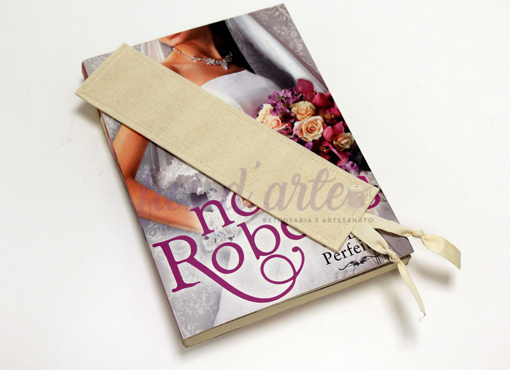 Marcador de livros longo em tecido cru #100 (para personalizar) Marca páginas de tecido bege sobre revista com mulher vestida de noiva e bouquet colorido