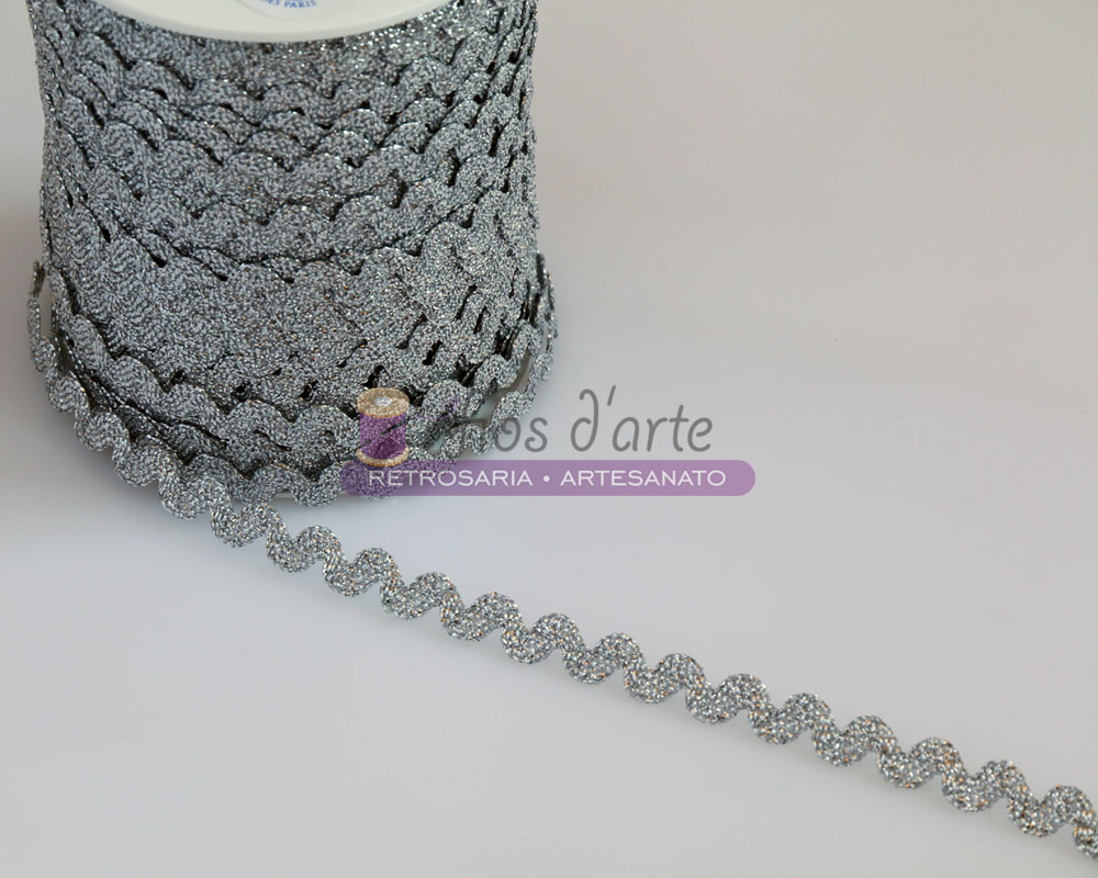 Rolo de fita decorativa prateada com padrão zig-zag e brilho