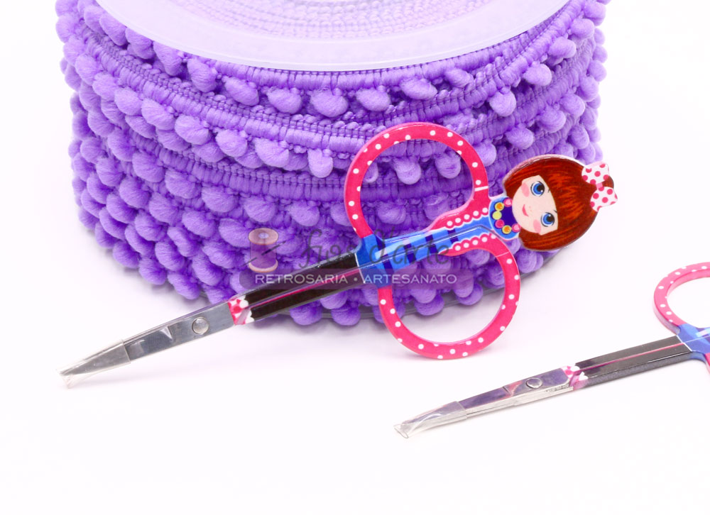 Tesoura para bordar Fantasia Menina (Mediac) Tesouras coloridas com cabo em forma de boneca junto a fita de pompons lilás