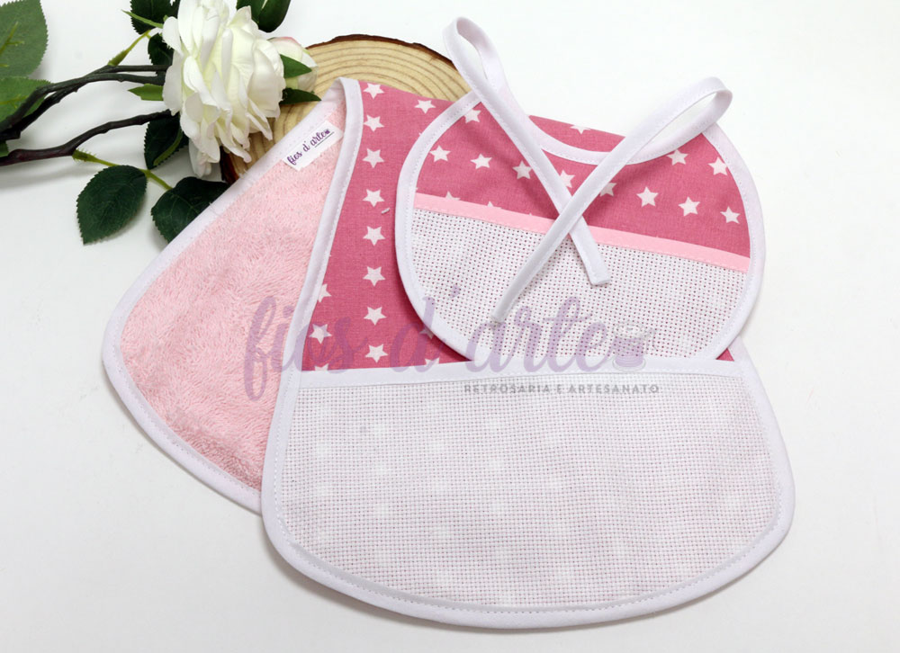 Dois babetes de bebé rosa claro com estrelas e branco sobre fundo branco com flor branca