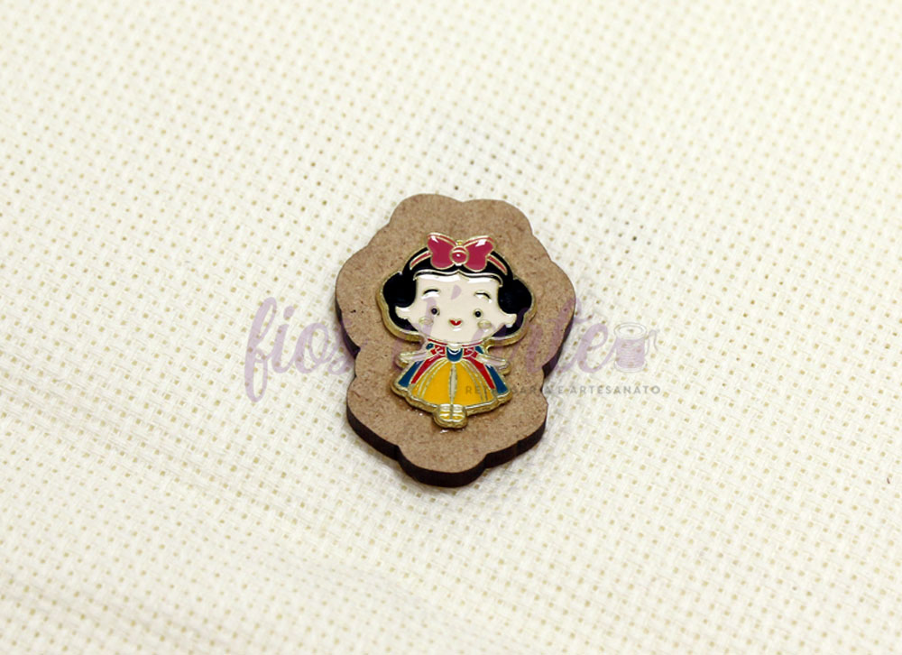 Suporte magnético para agulhas - Menina Pin Branca de Neve em madeira com esmalte colorido