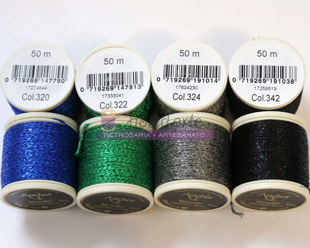 Linha para bordar Metallic (Anchor) Quatro carretéis de linha metálica em azul, verde, prata e preto com etiquetas visíveis.