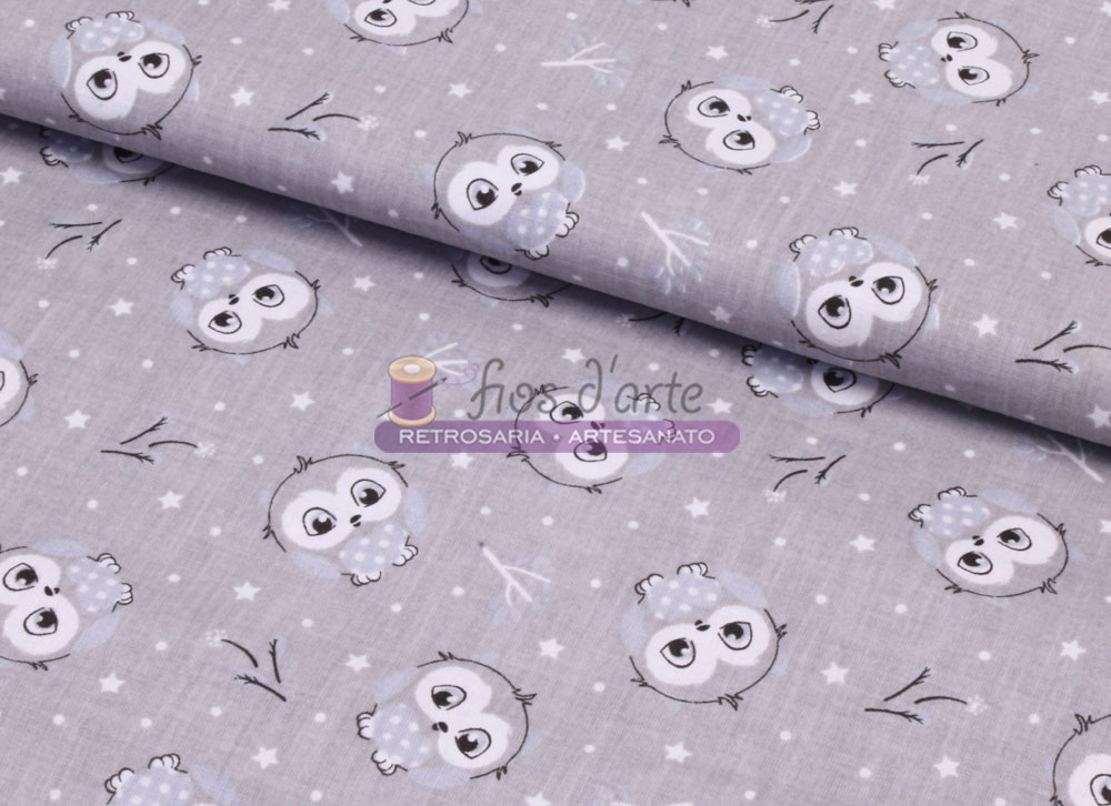 Tecido cinzento claro com padrão de corujas, estrelas e pegadas