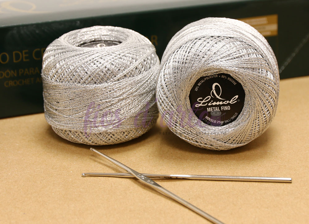 Novelos de linha prateada Lisocl Metal Fino com agulhas de croché
