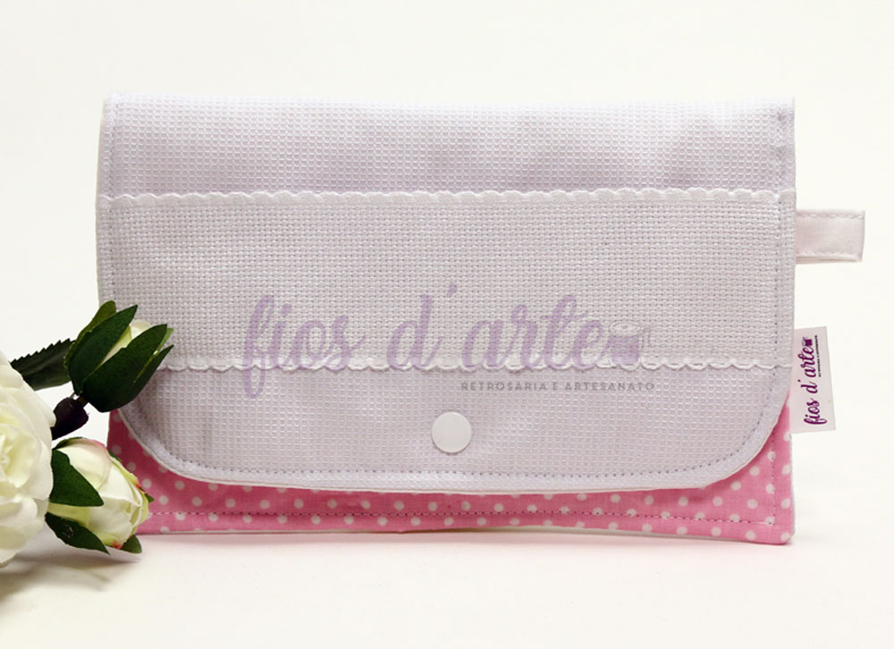 Bolsa Camila simples com quadrilé para bordar ponto cruz III (Fios d'arte) Carteira ou bolsa branca e rosa com estrelas e fecho de botão