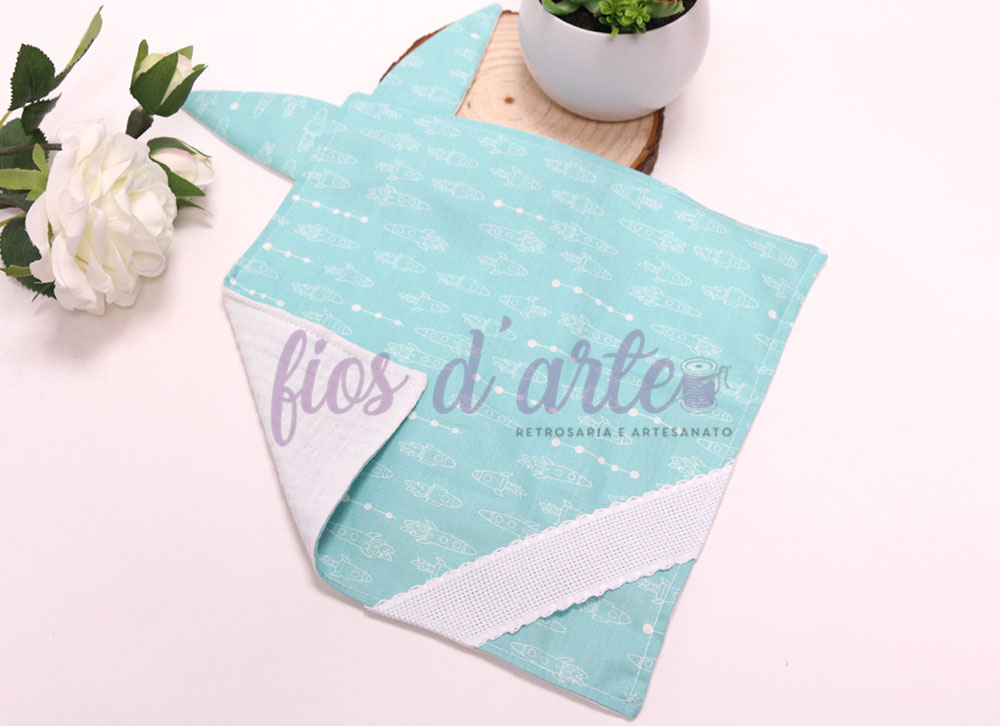 Toalha de bebé azul claro com capuz em forma de coelho