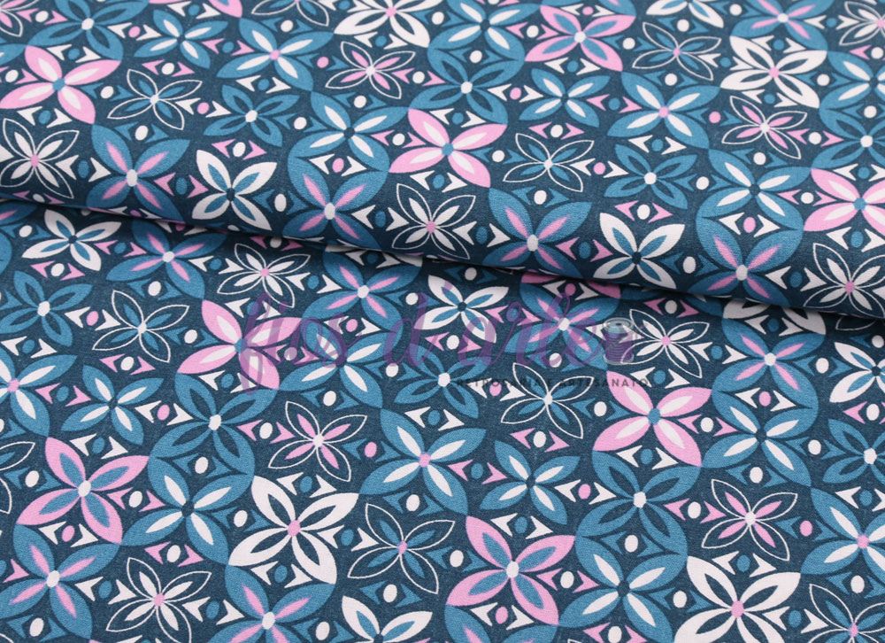 Tecido Floral simétrico Tecido azul escuro com padrão floral rosa, azul e branco