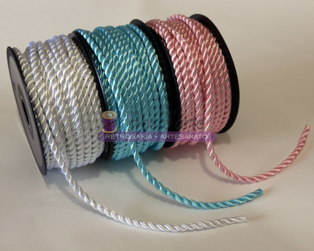 Rolos de fita torçada nas cores branco, azul-turquesa e rosa claro