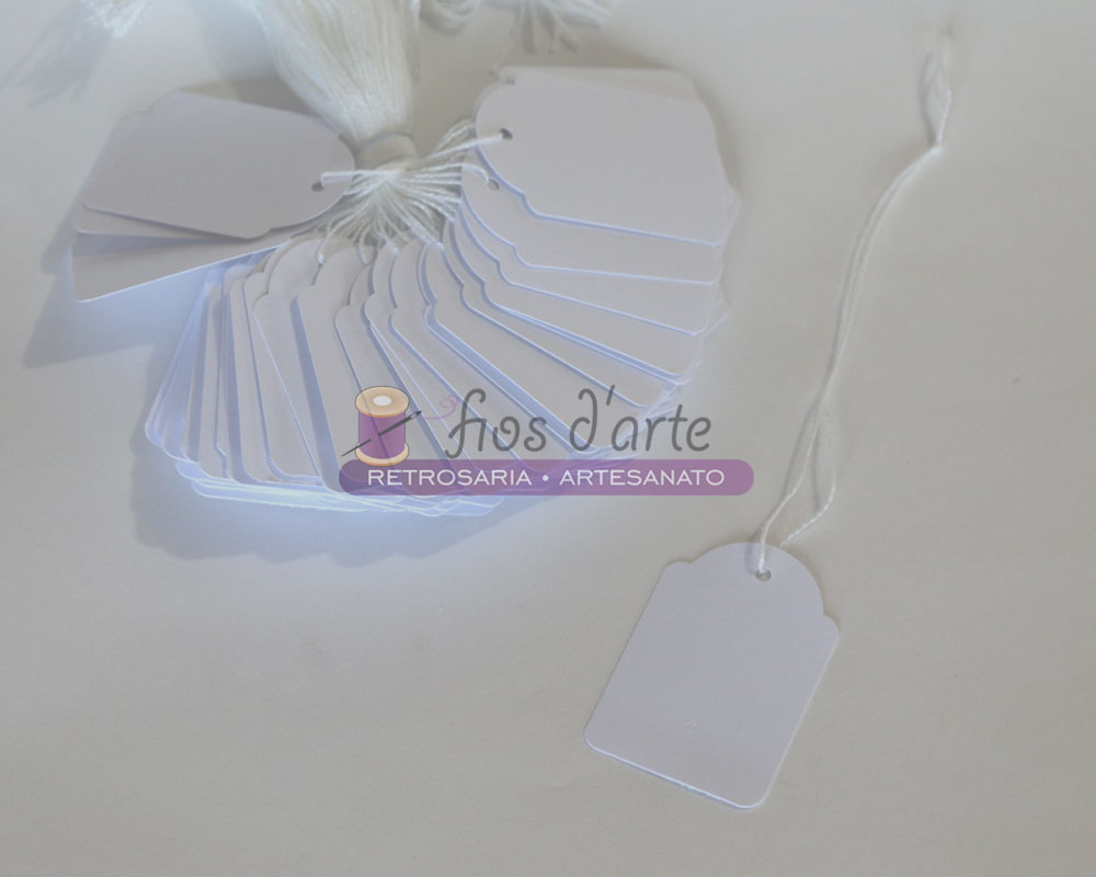 Etiquetas brancas retangulares com cantos arredondados e fios brancos